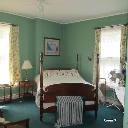 Eden Manor Bed & Breakfast Wakefield Exterior photo