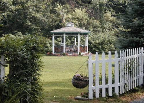 Eden Manor Bed & Breakfast Wakefield Exterior photo